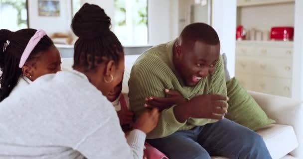 そして母親 子供と愛情を結ぶ家庭のソファーで遊ぶ アフリカ人男性 子供は家で父親の日に面白いゲームと幸せのためにソファーでリラックス — ストック動画
