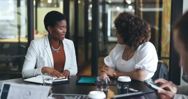 商界女性 在办公室开会时与高五因团队合作 协作或成就而在一起 员工在会议上就团队建设 规划或策略进行交谈和握手 — 图库视频影像