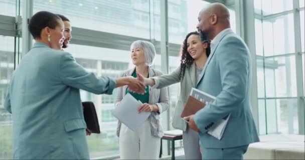 ハンドシェイク ミーティング ビジネスの人々は オフィスで取引 または歓迎に挨拶します チームワーク 従業員が協力について話し合う握手 — ストック動画