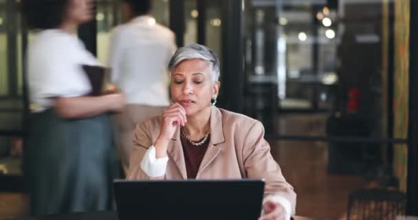 Stres Ból Głowy Laptop Kobietą Biznesu Biurze Zmęczenie Niepokój Raport — Wideo stockowe