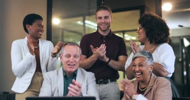幸せなコワーキングオフィスでコンピュータで成功するための手を祝い ビジネスマンと拍手 多様性の男性と女性チームは 遅く働いている間に勝利 ゴール達成 ボーナスに拍手 — ストック動画