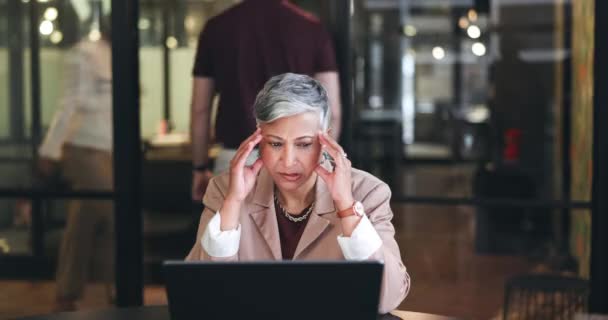 Müde Kopfschmerzen Und Laptop Mit Geschäftsfrau Büro Gegen Müdigkeit Angst — Stockvideo