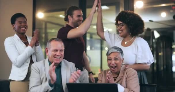 ビジネスチームは 夜の幸せなコワーキングオフィスでラップトップで成功を祝い クラップします 多様性の男性と女性は 遅く働いている間 ゴール達成 ボーナスまたはターゲットのために拍手 — ストック動画