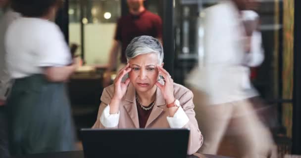 Denken Kopfschmerzen Und Laptop Bei Geschäftsfrau Büro Gegen Müdigkeit Angst — Stockvideo