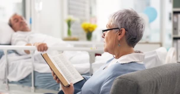 医疗保健 一位老妇人在探访时给丈夫读圣经 还有一对夫妇在医院里 因信仰上帝而在诊所与年迈的妻子和男人病人在一起的医疗 退休或宗教 — 图库视频影像