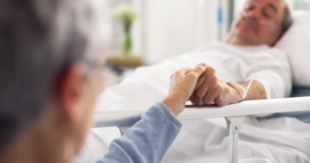 Hastane Yatak Odası Ele Tutuşan Yaşlı Çift Empati Destek Kocanın — Stok video
