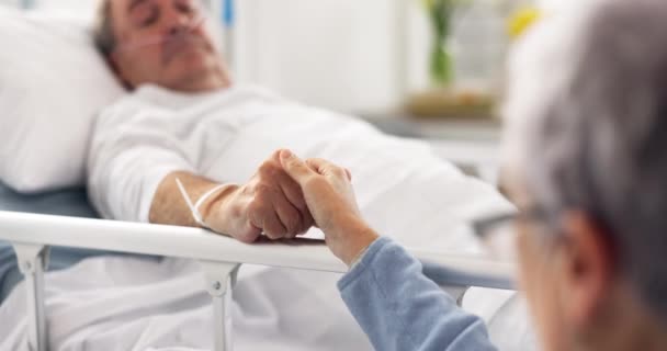 Ziekenhuis Bed Liefde Senior Paar Hand Hand Vertrouwen Ondersteuning Zieke — Stockvideo