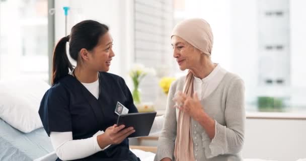 Tablet Nurse Woman Cancer Patient Elderly Hospital Consultation Wellness Tech — Stock Video