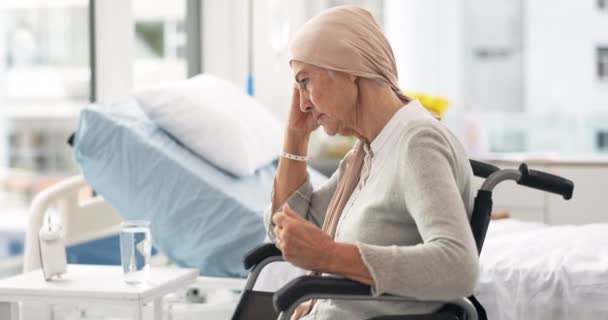 化疗或治疗后 坐轮椅住院的癌症 帕金森病和愤怒的老年妇女感到沮丧 老年人护理和残疾 疾病和抑郁的女性患者 — 图库视频影像