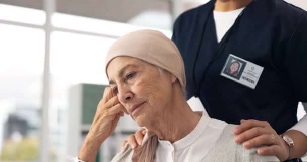 老年妇女和癌症患者与护士在医院的支持 保健和思考 体弱多病的老年人 医疗专业人员的手和希望 同情心和勇气 — 图库视频影像