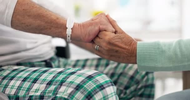 为有医疗问题 风险或疾病的病人提供爱心 牵手和老年夫妇的支持 同情心或老年人护理 具有同情心 信任和联系的退休之家 诊所特写或老年人 — 图库视频影像