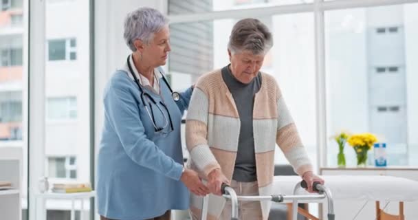退休或住院老年妇女的康复 散步或护理医生 以获得健康或支持 理疗康复过程中学习 照顾或帮助有行走框架的长者 — 图库视频影像