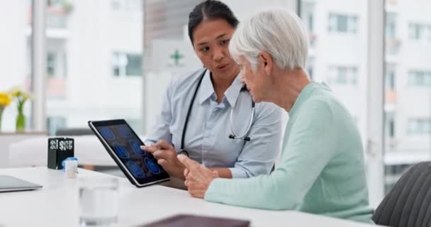 Alte Frau Arzt Oder Ältere Patientin Mit Tablet Für Ergebnisse — Stockvideo