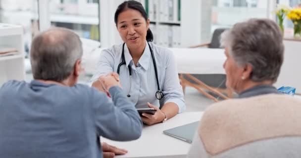 Reunión Consulta Con Médico Pareja Ancianos Apretón Manos Para Agradecerle — Vídeos de Stock