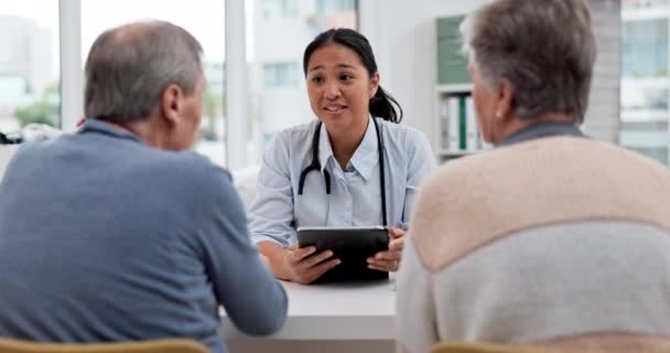 Reunião Consulta Tablet Casal Idosos Médico Cardiologista Explicam Serviço Hospitalar — Vídeo de Stock