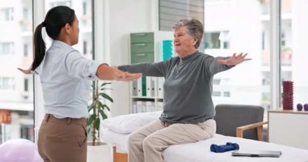 老年患者 脊椎按摩师 伸展运动 运动及咨询进展 在诊所的帮助 支持和妇女 老年人护理以及健康和体格健全 — 图库视频影像