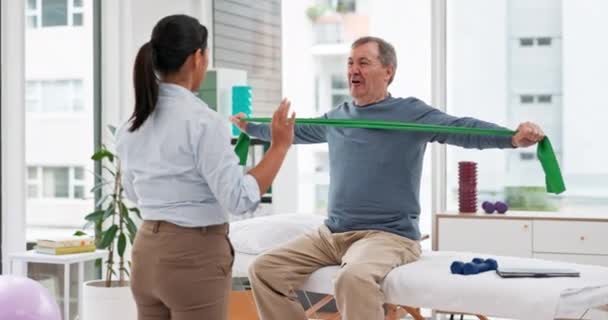 Fisioterapia Fascia Elastica Uomo Anziano Supporto Medico Fisioterapia Riabilitazione Assistenza — Video Stock