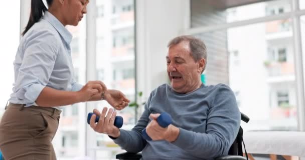 Homme Handicapé Physiothérapie Haltère Exercice Pour Réadaptation Des Soins Santé — Video