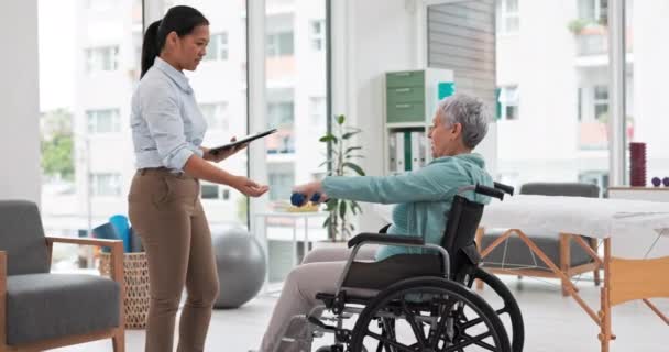 残疾妇女 理疗和哑铃康复的保健评估 测试或治疗进展清单 坐轮椅的物理治疗师 剪贴板或老年人咨询 — 图库视频影像