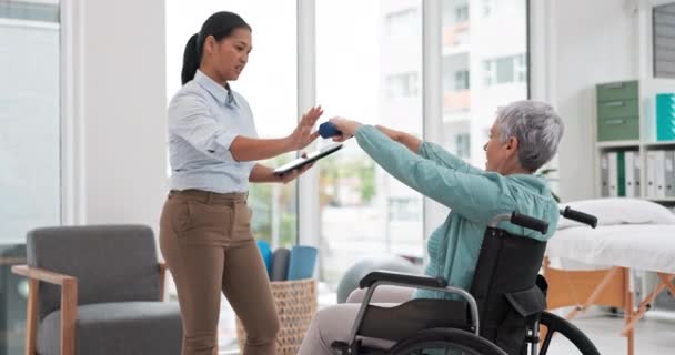 残疾妇女 理疗和哑铃练习 用于医疗评估 医疗进展测试或数字清单 坐轮椅的物理治疗师 平板或老年人咨询 — 图库视频影像