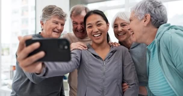 Oudere Vrienden Selfie Glimlach Fitnessgroep Met Aziatische Personal Trainer Voor — Stockvideo