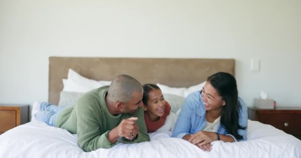 Familie Lustig Und Eltern Mit Teddybär Schlafzimmer Bindung Und Entspannung — Stockvideo