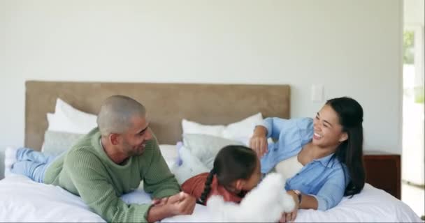 Счастливы Семья Родители Плюшевым Медведем Спальне Общаются Веселятся Вместе Отец — стоковое видео
