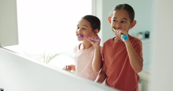 在家或孩子们在浴室刷牙时 一起在一个整洁的早上例行地刷牙 口腔保健或女童用牙刷清洁口腔 以促进牙齿健康 成长或儿童发育 — 图库视频影像