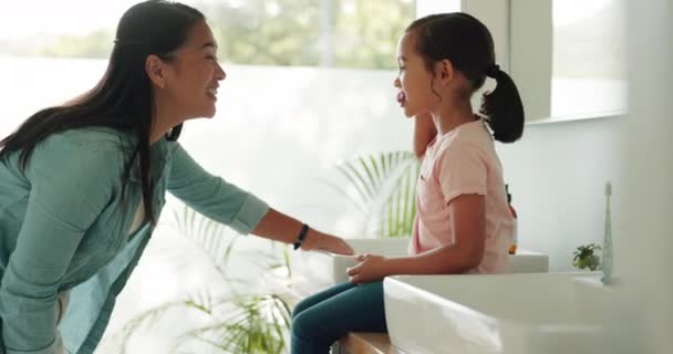 Mutter Bringt Ihrem Kind Bei Sich Badezimmer Ihres Modernen Elternhauses — Stockvideo