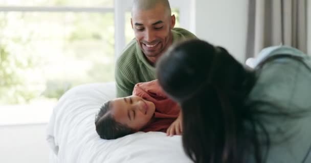 Komik Aile Yatak Odasında Oyuncak Ayıyla Oynayın Kaynaşın Birlikte Rahatlayın — Stok video