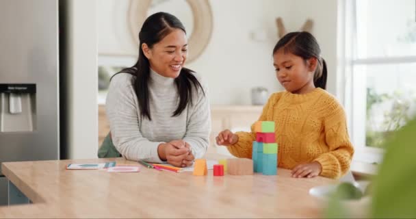 积木和妈妈与她的女儿在厨房为孩子的成长在家里 年轻的亚洲母亲在家里帮女儿摆弄木制玩具 开心地笑个不停 — 图库视频影像