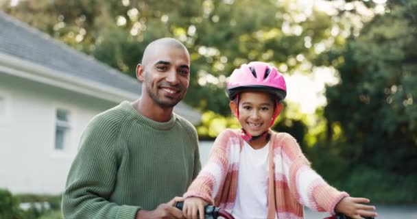 Gesicht Vater Und Kind Mit Fahrradhelm Hinterhof Oder Garten Ihres — Stockvideo