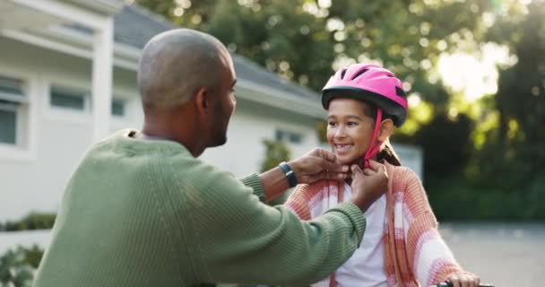 女孩和高中五与自行车 头盔和安全与教学 庆祝或动机的目标 女儿和自行车带着学习 帮助和支持站在街上 — 图库视频影像
