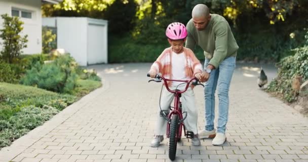 Ojciec Uczy Swoje Dziecko Jeździć Rowerze Podwórku Lub Ogrodzie Ich — Wideo stockowe