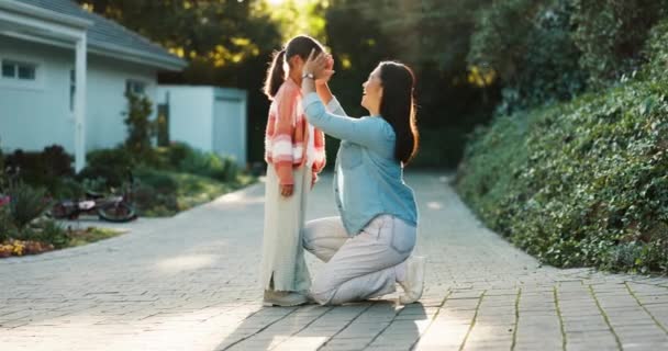 Aile Giyinme Gün Içinde Kızıyla Birlikte Bahçede Hazırlanan Bir Kadın — Stok video