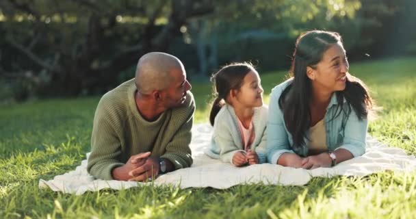 ハッピーファミリー リラックス 両親と一緒に健康 幸せのために公園で子供とピクニック 屋外の質の時間および結合のための子供および父親と遊ぶ愛 心配および母 — ストック動画
