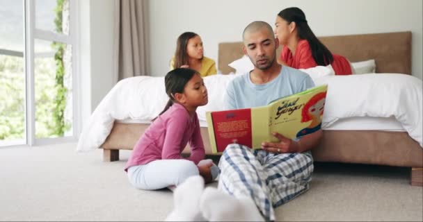Tata Lectură Cărți Copil Dormitor Pentru Învățare Dezvoltare Lingvistică Alfabetizare — Videoclip de stoc