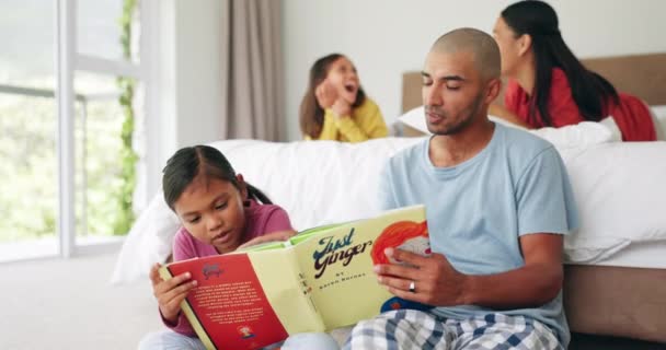 Πατέρας Που Διαβάζει Βιβλία Παιδιά Στην Κρεβατοκάμαρα Για Μάθηση Γλωσσική — Αρχείο Βίντεο
