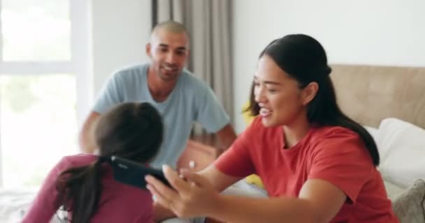 Schlafzimmer Selfie Und Familie Mit Glück Zeit Und Liebe Mit — Stockvideo