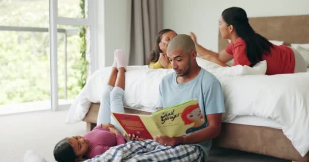 Πατέρας Ανάγνωση Βιβλίου Και Κορίτσι Στην Κρεβατοκάμαρα Μαζί Για Ποιοτικό — Αρχείο Βίντεο