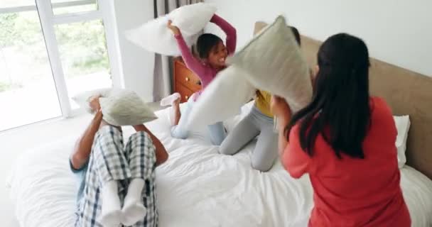 Gelukkige Familie Spelen Kussen Gevecht Bed Huis Voor Hechting Vakantie — Stockvideo