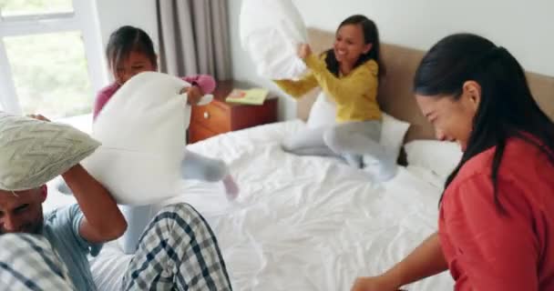 Kuddkrig Upphetsad Och Föräldrar Med Sina Flickbarn Sängen Lekfulla Och — Stockvideo