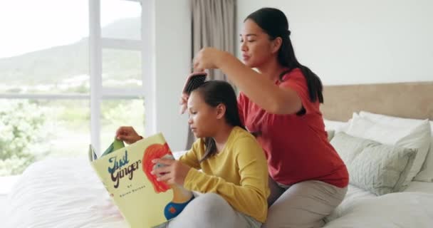 Livro Leitura Mãe Menina Quarto Juntos Para Cuidado Cabelo Tempo — Vídeo de Stock