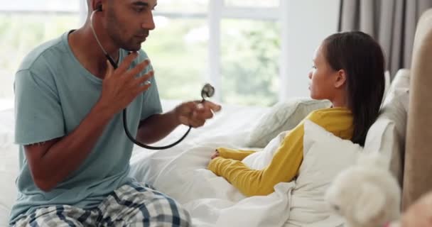 Stethoscope Άρρωστος Και Μπαμπάς Ελέγχει Παιδί Του Στο Κρεβάτι Για — Αρχείο Βίντεο