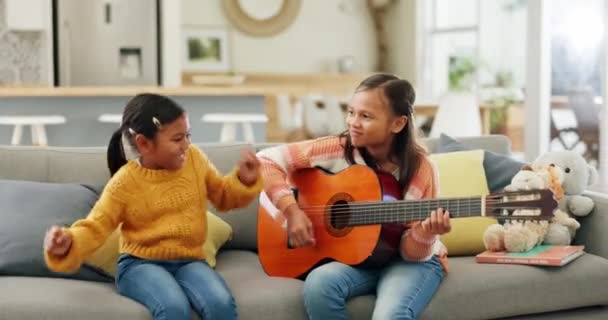 Música Guitarra Dança Com Crianças Irmãs Sentadas Juntas Sofá Sala — Vídeo de Stock