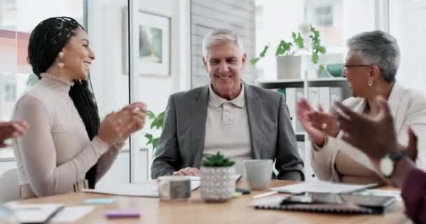 Adamları Ofisteki Terfi Takım Çalışmalarından Dolayı Alkış Toplantı Mutlu Adamı — Stok video