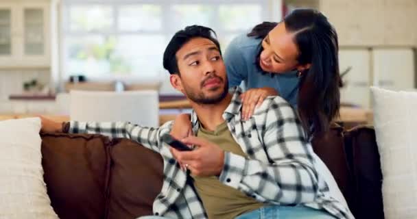 Díváme Televizi Muž Žena Objímají Pohovku Obývacím Pokoji Láskou Usmívají — Stock video
