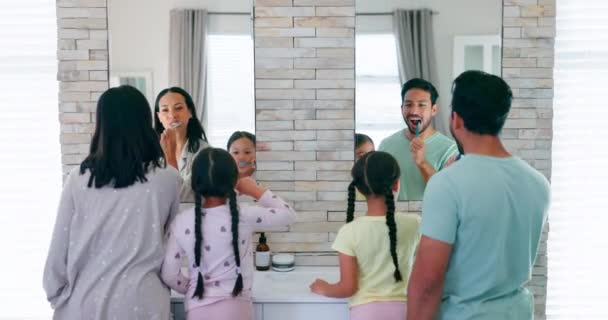 孩子和在浴室刷牙 以便在教学或帮助下完成晨间例程 与家人或牙刷一起学习关于家庭口腔护理和支持或健康习惯的知识 — 图库视频影像
