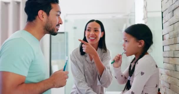 Happy Ebeveynler Çocuklara Sabah Banyoda Dişlerini Fırçaladıkları Için Beşlik Çakarak — Stok video
