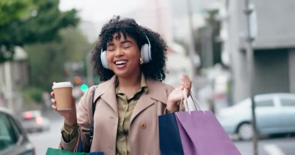 城市里 购物和快乐的女人在早晨听着音乐 收音机 音频或歌曲在一个城镇里流淌 无忧无虑的年轻人 周末或度假时喝咖啡 — 图库视频影像